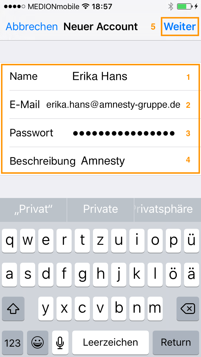 Bei (1) wird i.d.R. der Vorname und Nachname eingeben (Diese Kombination kann frei gewählt werden und hat keinen Einfluss auf die Funktion). Bei (2) muss die E-Mail-Adresse eingegeben werden. Bei (3) muss das Passwort des E-Mail-Kontos eingeben werden. >> Tipp: Kopiert man sich das Passwort erspart man sich häufiges Fehleranfälliges Eingeben. << Bei (4) wird ein beliebiger Name für das E-Mail-Konto vergeben z.B. Privat, Geschäftlich o.ä.. Mit der Auswahl von (5) Weiter werden die Eingaben bestätigt.